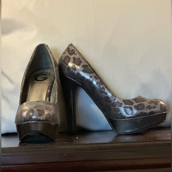 Sexy leopard platform heels. Night on the town, anyone?? - Picture 6 of 7